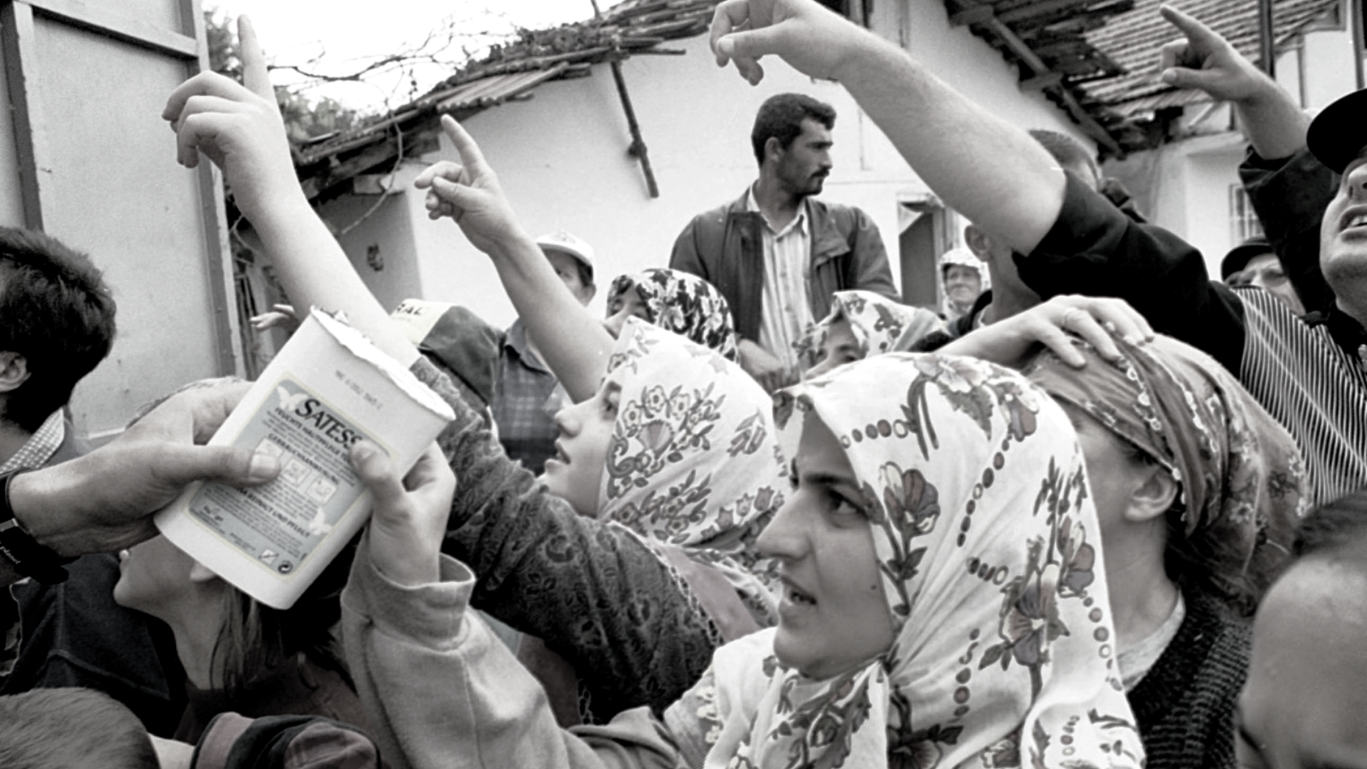 Humanitarian aid distribution in the aftermath of the 1999 İzmit earthquake at Digarmendere, Turkey, 1999. Photo: American Forces Information Service