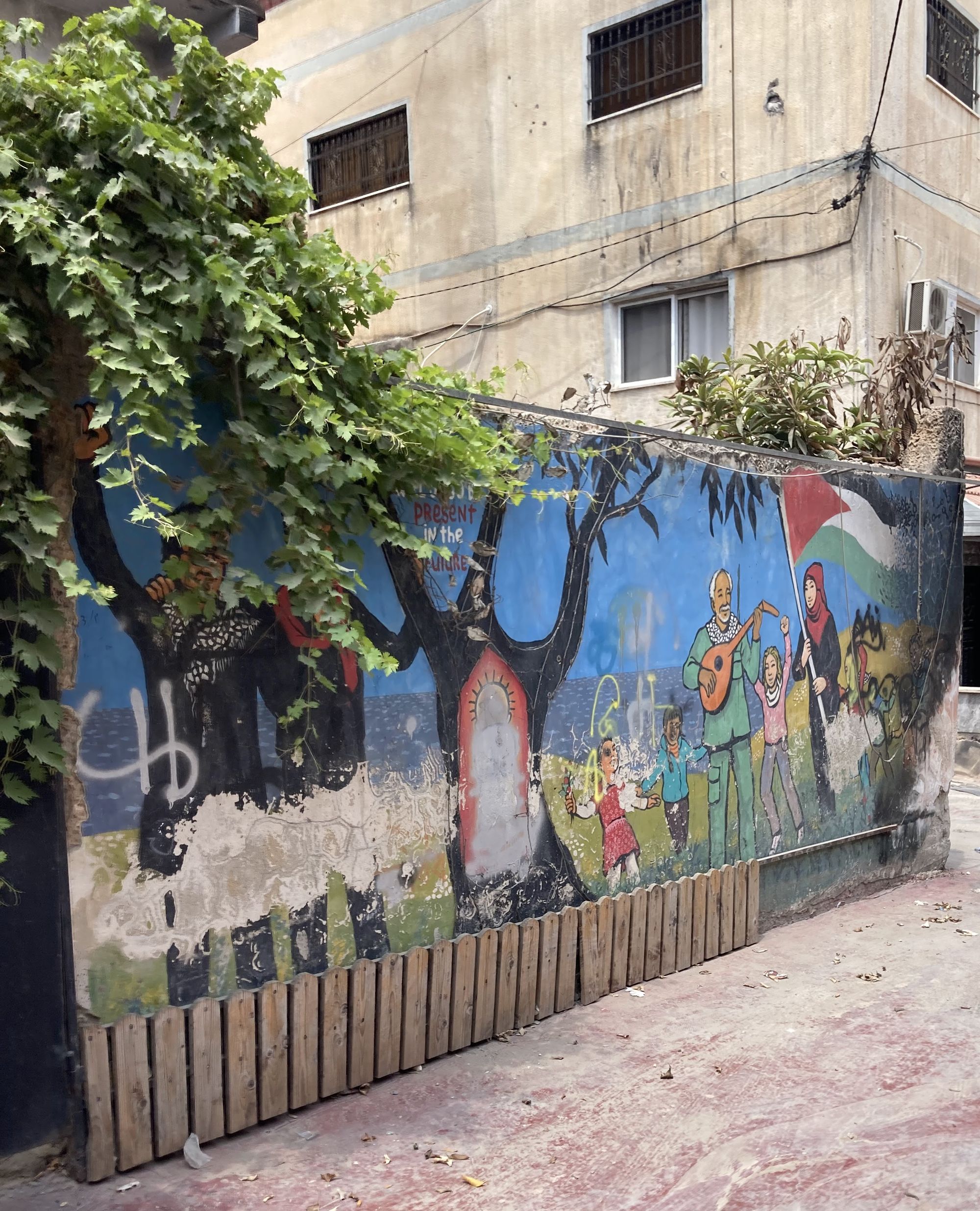 Celebrative mural at the entrance       © Noor Shihadeh